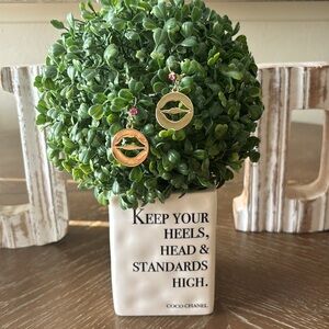 💋 Betsey Johnson Lips Cutout Gold Tone Pink Stone
Leverback Novelty Earrings